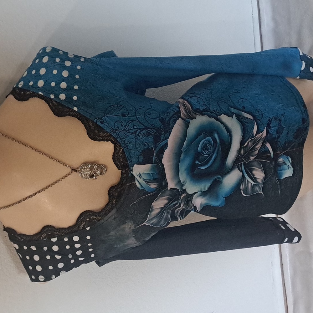 S:L Cold Shoulder Long Sleeve Top